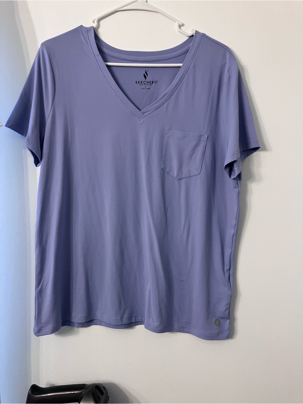 Sketchers Women’s Lavender V-Neck Short Sleeve Pocket Tee